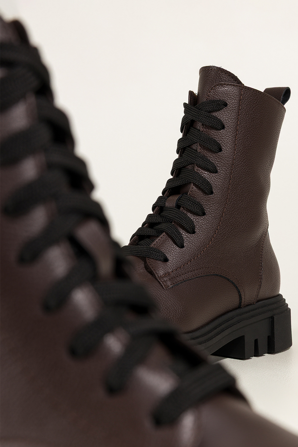 Czekoladowe botki skórzane damskie na bieżnikowanej platformie sznurowane PRODUKT POLSKI Casu 8258