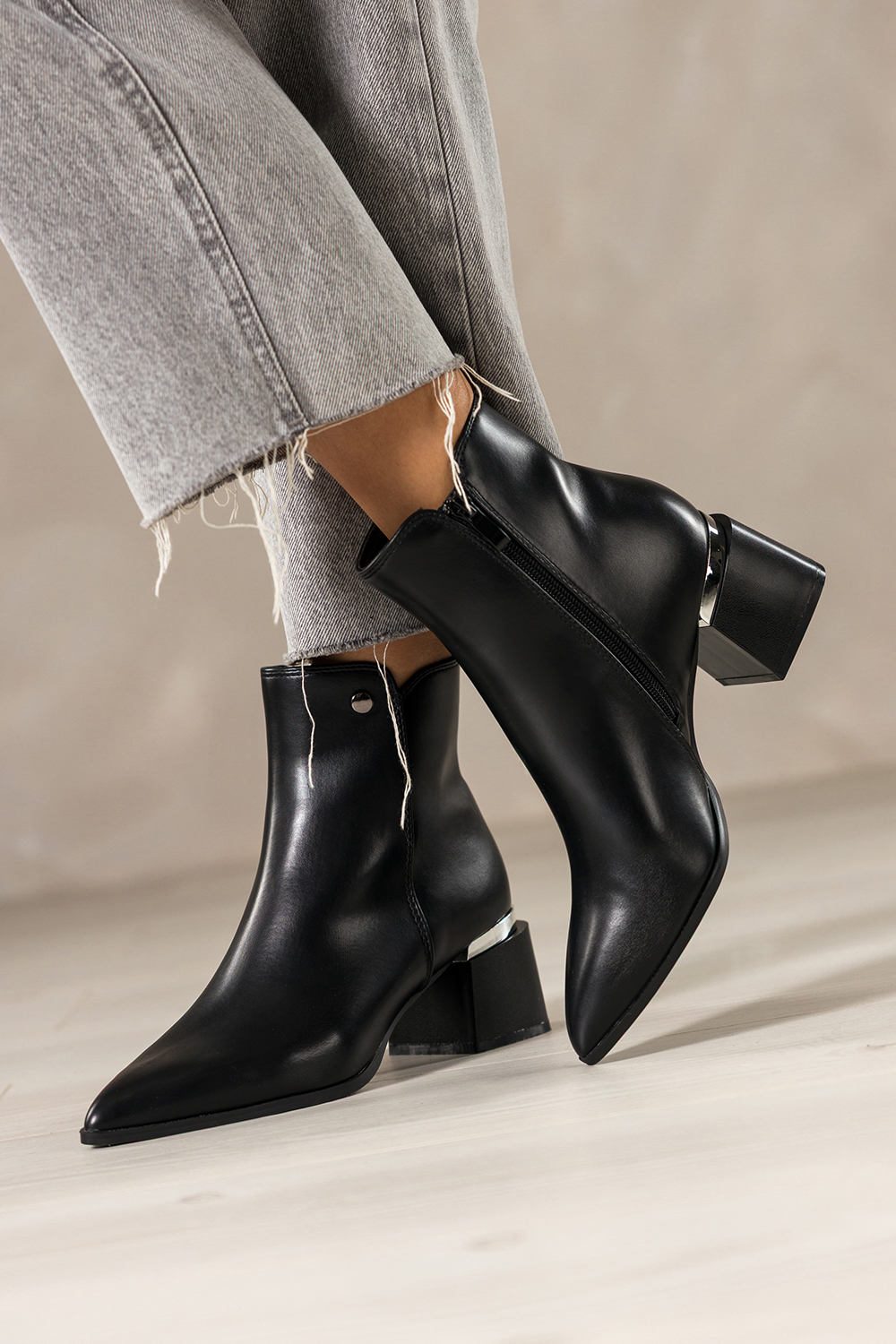 Czarne botki damskie na szerokim klocu ze srebrn ozdob na cholewce stalowe keczko Casu D25WX1-B