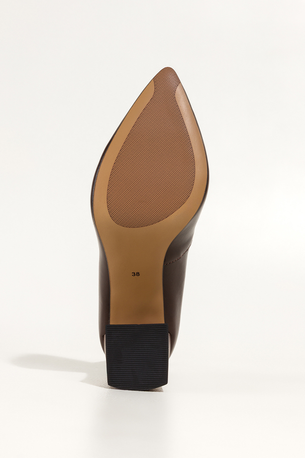 Czekoladowe czółenka skórzane damskie na ozdobnym szerokim klocku z wzorem PRODUKT POLSKI Casu 6906-704