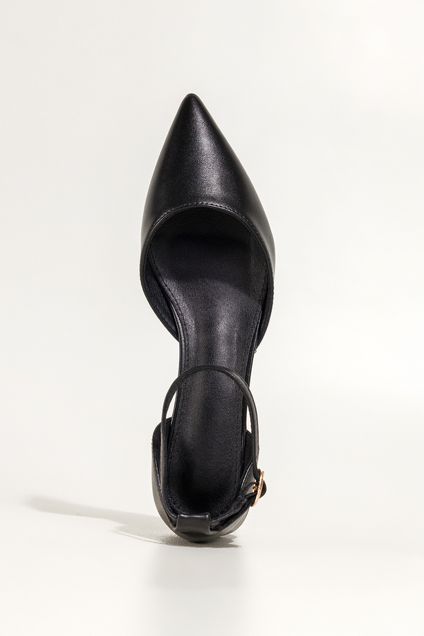 Czarne baleriny damskie na niskim obcasie zakryta pięta pasek wokół kostki Carla OV864K