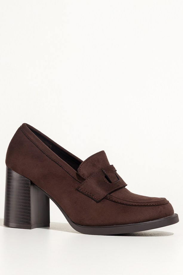 Czekoladowe mokasyny damskie półbuty na słupku ozdobny pasek na cholewce Carla 0715