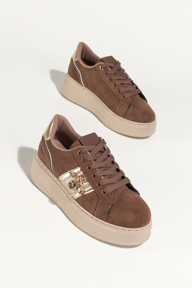 Brązowe sneakersy damskie buty sportowe na beżowej platformie złote dodatki owad z kryształkami sznurowane Carla X6067