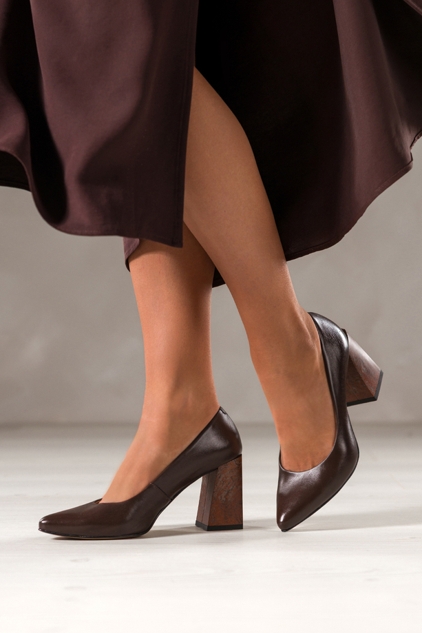 Czekoladowe czółenka skórzane damskie na ozdobnym szerokim klocku z wzorem PRODUKT POLSKI Casu 6906-704