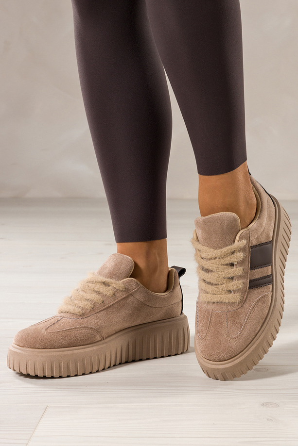 Beżowe sneakersy damskie buty sportowe na żłobionej platformie z futrzaną sznurówką brązowe wstawki Casu Z986