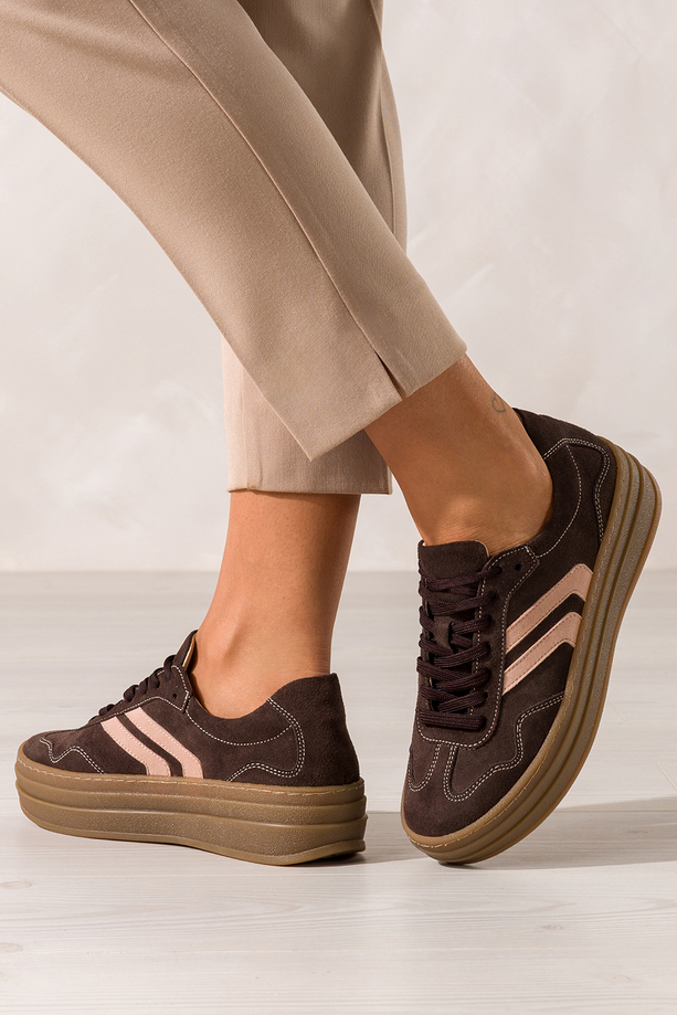 Czekoladowe sneakersy skórzane damskie buty sportowe na platformie z beżowymi wstawkami sznurowane PRODUKT POLSKI Casu N1137