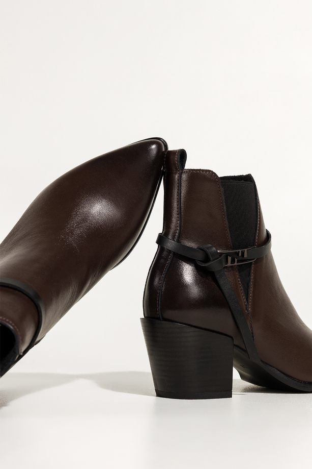 Czekoladowe botki skórzane damskie kowbojki na ściętym klocku guma w cholewce pasek ze stalową ozdobą PRODUKT POLSKI Casu 39435