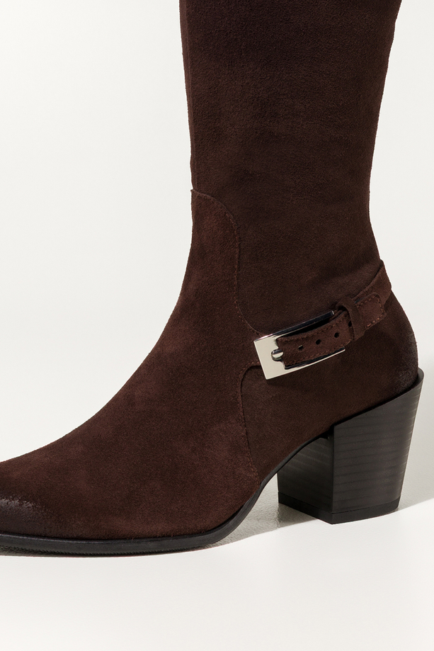 Czekoladowe kozaki skórzane damskie kowbojki na szerokim ściętym klocku pasek ze srebrną klamerką PRODUKT POLSKI Casu 29843