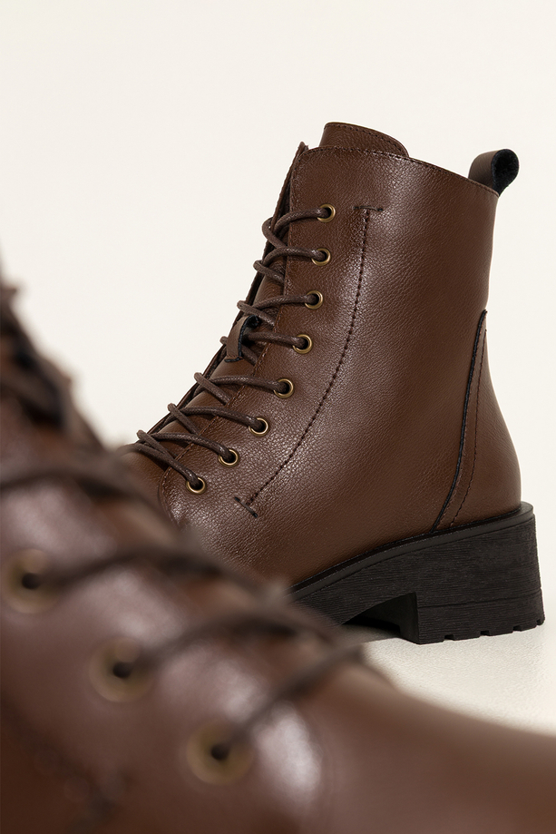 Ciemnobrązowe botki skórzane damskie Sergio Leone na bieżnikowanej platformie ozdobne przeszycia na cholewce sznurowane GI295-H