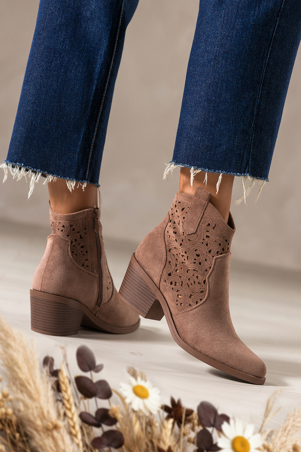 Br�zowe botki damskie kowbojki �ci�ty obcas klocek a�urowa cholewka Carla S7477-6