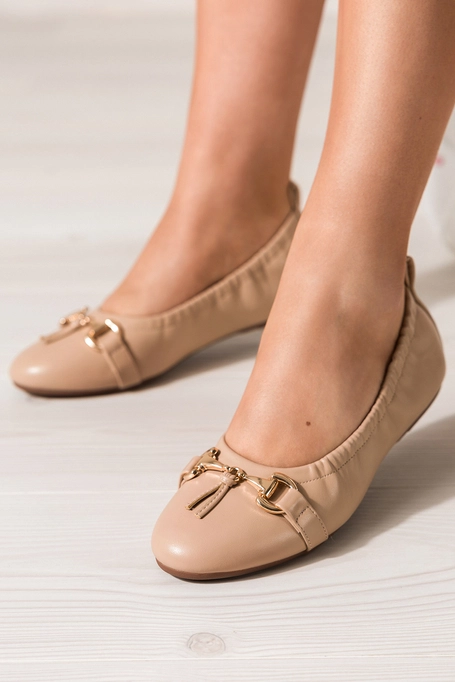 Beżowe baleriny damskie ze złotą sprzączką guma w cholewce skórzana wkładka Casu JW25X11-BE