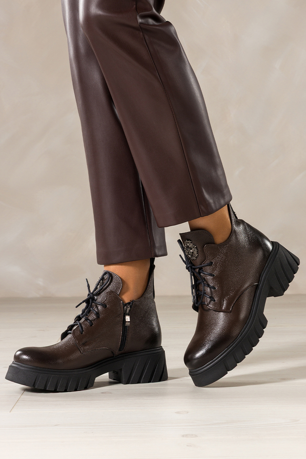 Czekoladowe botki skórzane damskie na bieżnikowanej platformie wycięta cholewka stalowa ozdoba na języku sznurowane PRODUKT POLSKI Casu 39458