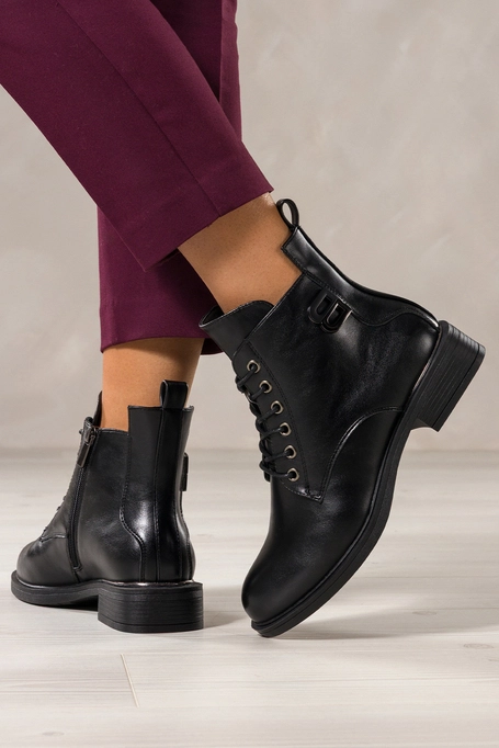 Czarne botki damskie z wyciętą cholewką płaskie sznurowane stalowa ozdoba Casu CB341-8