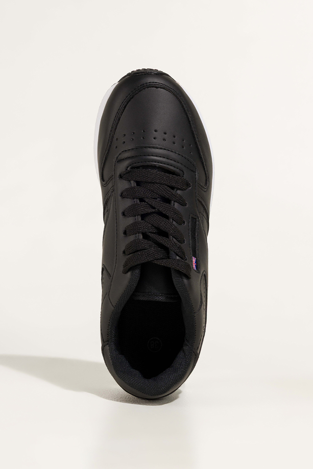 Czarne sneakersy damskie buty sportowe na białej podeszwie sznurowane Carla 8210-89