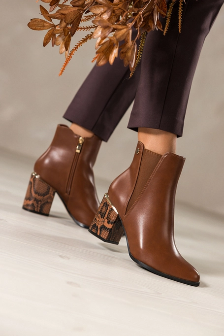 Camelowe botki damskie z gumą na ozdobnym obcasie z wzorem wężowym ze złotymi dodatkami Casu D212X10-C