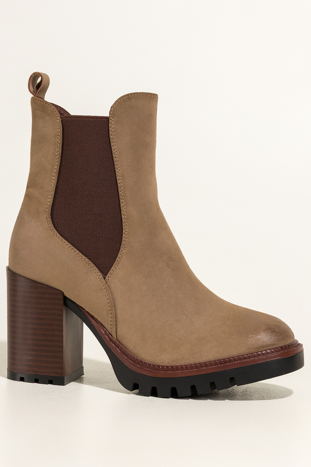 Beżowe botki damskie na szerokim słupku brązowa guma w cholewce Carla N260