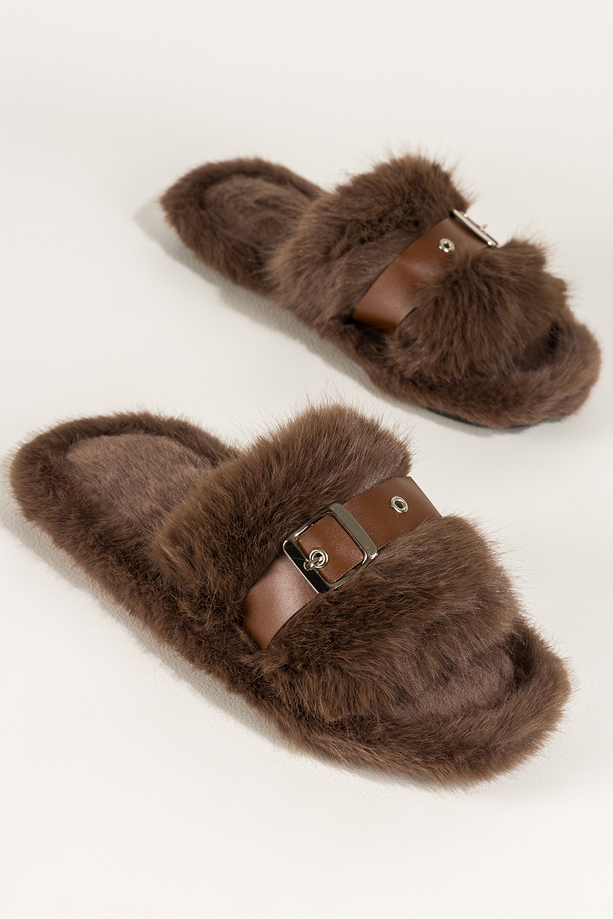 Brązowe kapcie damskie obuwie domowe futrzane brązowy pasek ze srebrną klamerką Casu NG-40