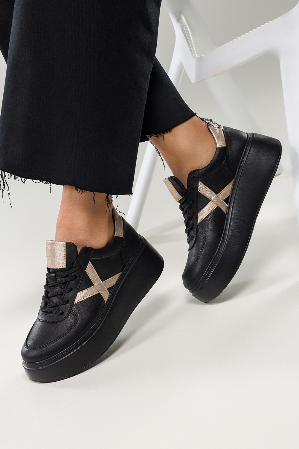 Czarne sneakersy skrzane damskie buty sportowe sznurowane na platformie zote wstawki PRODUKT POLS