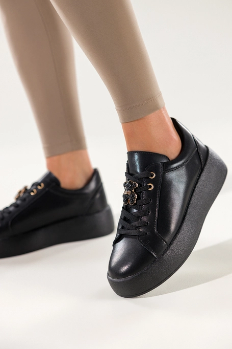 Czarne sneakersy skórzane damskie creepersy na platformie sznurówka z misiem Carla 7664