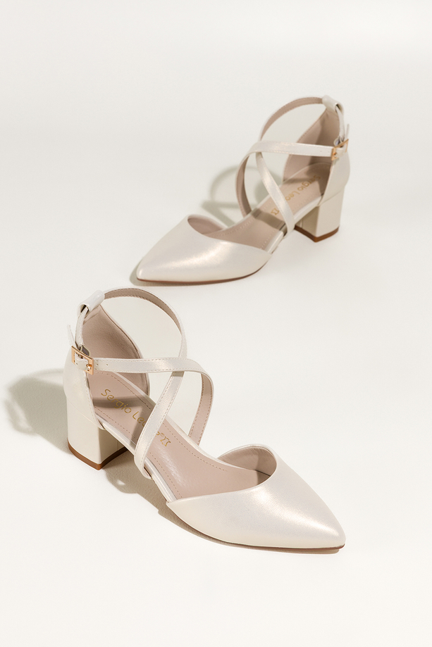 Jasnobeżowe czółenka damskie Sergio Leone z perłową powłoką na szerokim niskim klocku paski na krzyż skórzana wkładka HP169