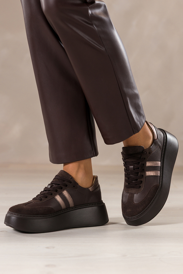 Czekoladowe sneakersy skórzane damskie buty sportowe na platformie z miedzianymi wstawkami sznurowane PRODUKT POLSKI Casu M8931H89