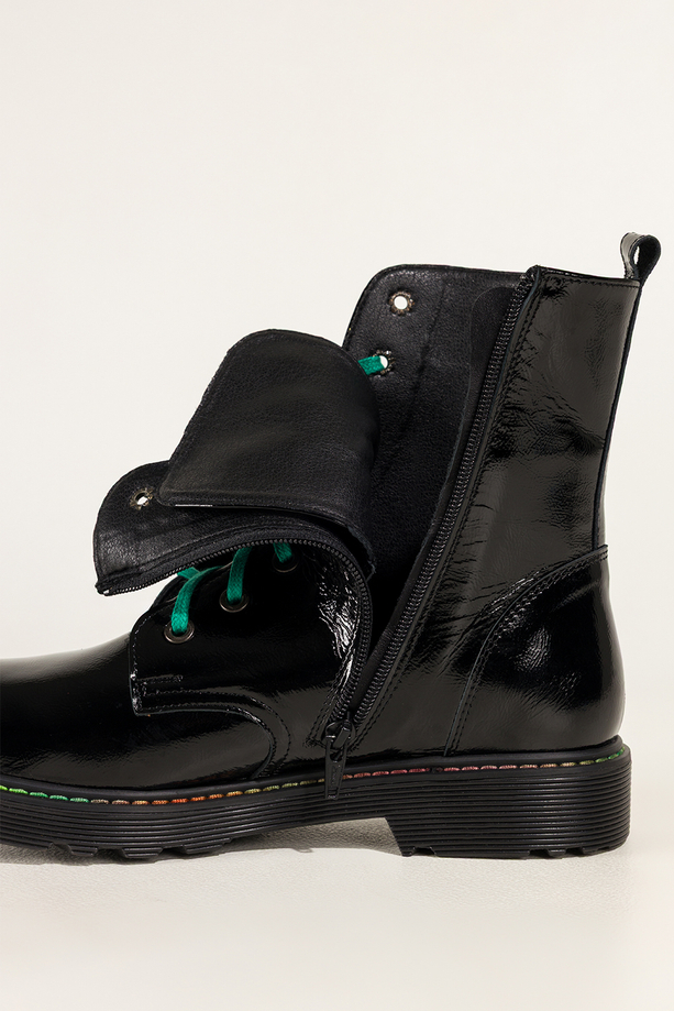 Czarne botki skórzane damskie lakierowane glany na bieżnikowanej podeszwie z przeszyciami sznurowane PRODUKT POLSKI Casu 7293-ELTZ