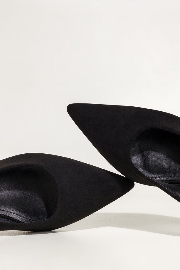 Czarne czółenka damskie z odkrytą piętą obcas kieliszek pasek z elastyczna gumą Carla 8166