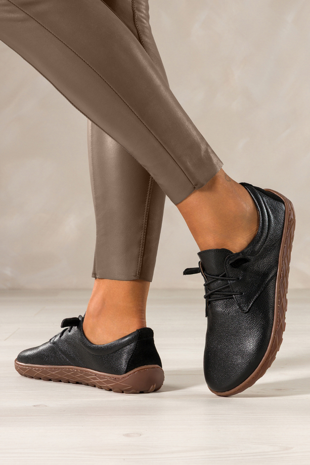 Czarne buty barefoot skórzane damskie szerokie na elastycznej płaskiej podeszwie elastyczne czarne sznurówki PRODUKT POLSKI Casu 89810