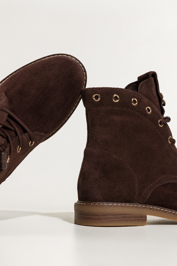 Czekoladowe botki damskie skórzane płaska podeszwa z przeszyciami złota ozdoba na języku nity sznurowane Carla B194-7