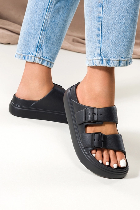 Czarne klapki damskie na piankowej platformie dwa paski z klamrami Casu FL800