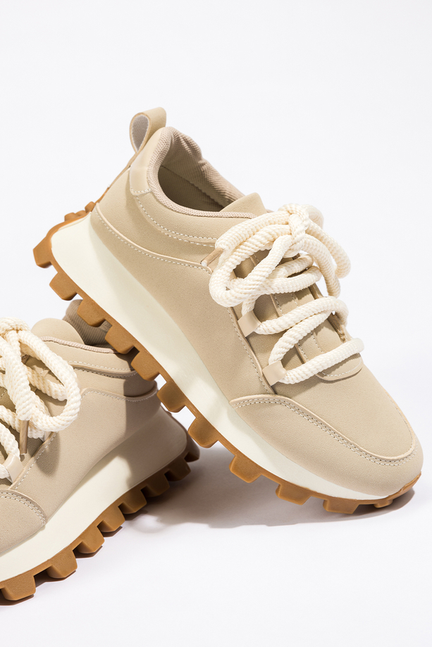 Beżowe sneakersy damskie na bieżnikowanej platformie gruba sznurówka Carla 24898
