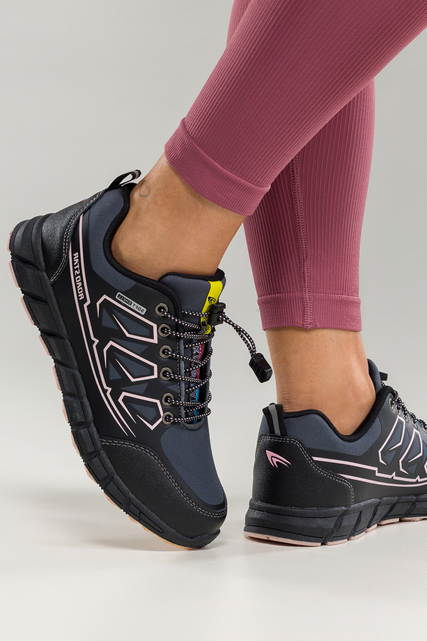 Czarne buty trekkingowe damskie buty sportowe na bieżnikowanej podeszwie z regulowaną elastyczną sznurówką różowe wstawki softshell Casu 2309-9W