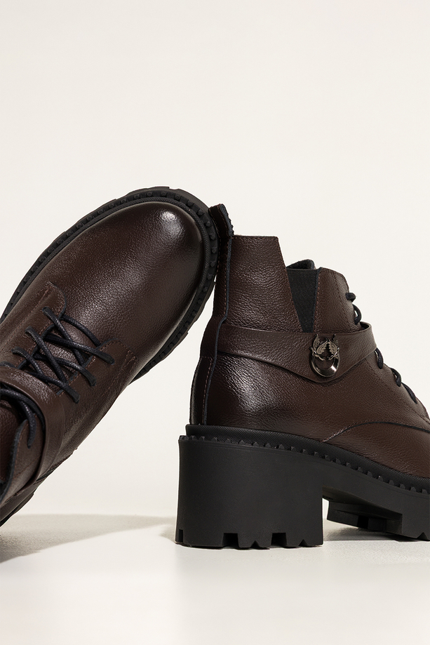 Czekoladowe botki skórzane damskie workery na bieżnikowanej platformie w cholewce guma pasek ze stalową ozdobą sznurowane PRODUKT POLSKI Casu 39442