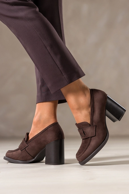 Czekoladowe mokasyny damskie półbuty na słupku ozdobny pasek na cholewce Carla 0715