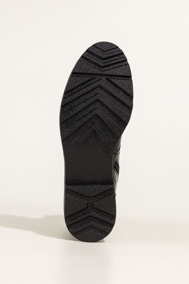 Czarne botki skórzane damskie lakierowane glany na bieżnikowanej podeszwie z przeszyciami sznurowane PRODUKT POLSKI Casu 7293-ELTZ