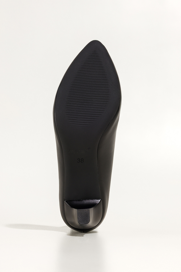 Czarne czółenka damskie Sergio Leone na słupku skórzana wkładka srebrna blaszka na cholewce 8540