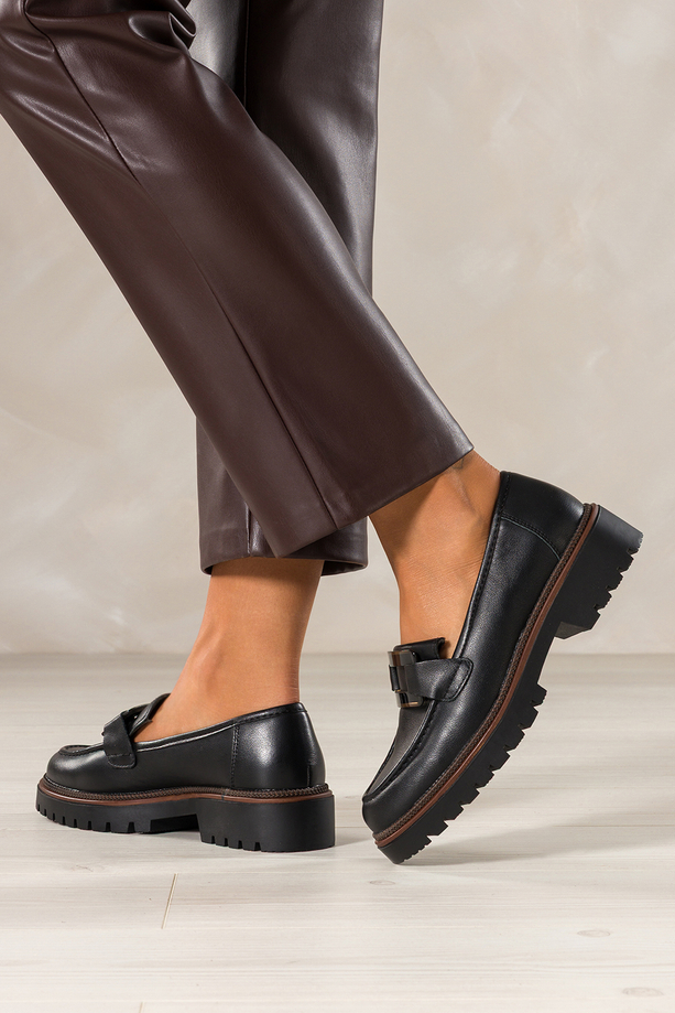 Czarne mokasyny skórzane damskie Sergio Leone na bieżnikowanej podeszwie czarna ozdoba na cholewce NP74833-H