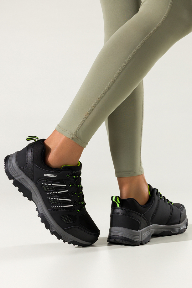 Czarne buty trekkingowe damskie buty sportowe softshell na bieżnikowanej podeszwie sznurowane białe i seledynowe wstawki Carla 1540