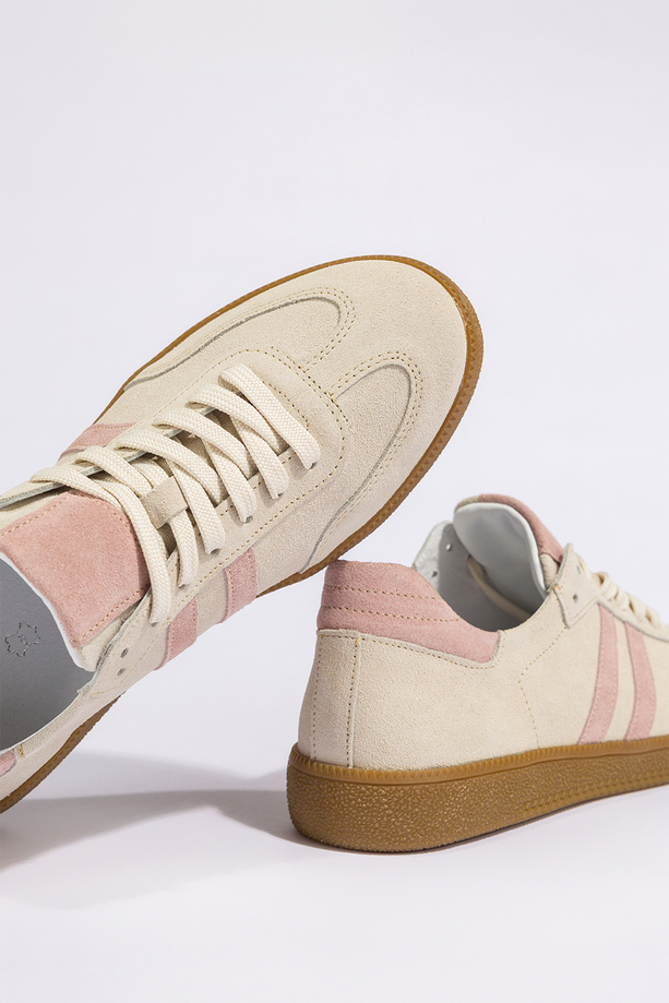 Kremowe sneakersy skórzane damskie buty sportowe z różowymi wstawkami sznurowane PRODUKT POLSKI Casu N1068