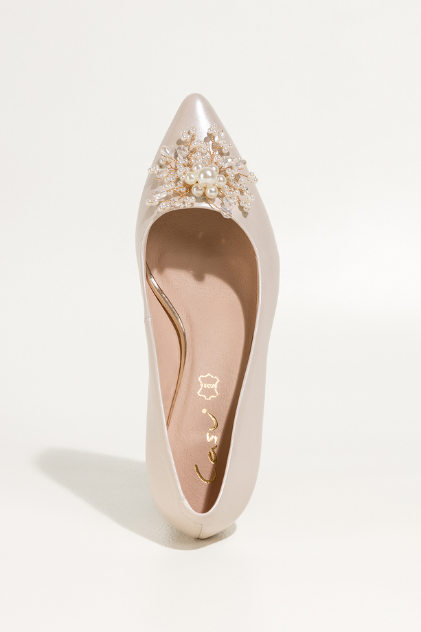 Beżowe czółenka skórzane damskie z perłową powłoką ozdoba z perełek i kryształków PRODUKT POLSKI Casu 6923-853