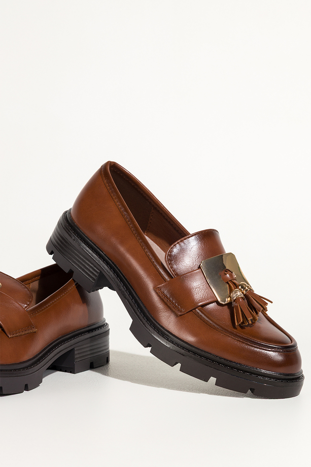 Brązowe mokasyny damskie półbuty z chwostami i złotą ozdobą na bieżnikowanej podeszwie skórzana wkładka Carla K-6-B892