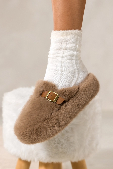 Ciemnobeżowe kapcie damskie obuwie domowe futrzane na platformie ozdobny pasek ze złotą klamrą Carla UO969