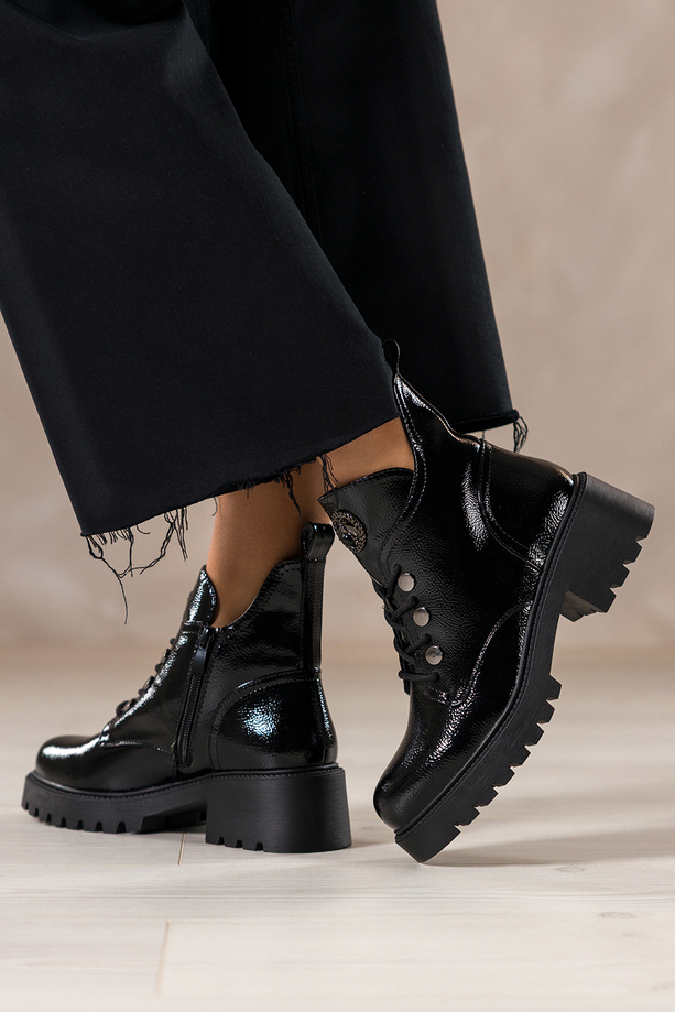 Czarne botki damskie lakierowane na bieżnikowanej platformie ozdobny owad na języku sznurowane Casu NW2399-8