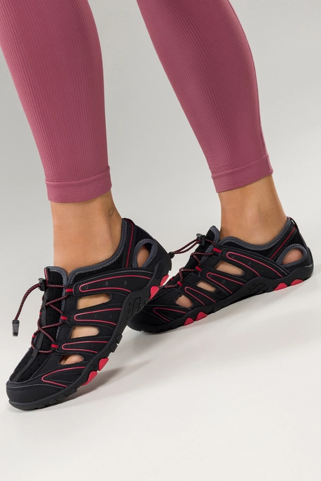 Czarne sandały trekkingowe damskie na bieżnikowanej podeszwie z regulowaną elastyczną sznurówką zakryta pięta czerwone wstawki Casu 2407-3W
