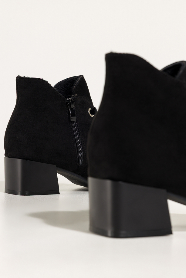 Czarne botki damskie Sergio Leone na niskim szerokim obcasie wycięta cholewka welurowe sznurówki YG779  