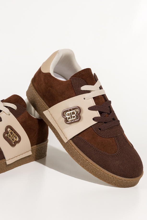 Brązowe sneakersy damskie buty sportowe na beżowej platformie podwójne sznurówki kremowe wstawki złota ozdoba Casu 0983