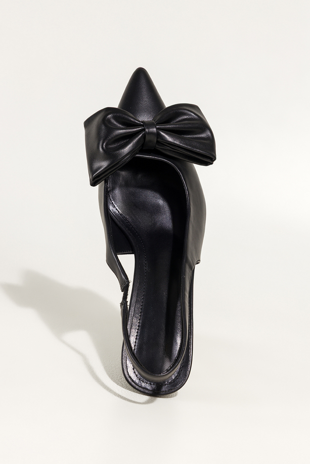 Czarne czółenka damskie z kokardą obcas kieliszek odkryta pięta elastyczna guma w pasku Carla N892