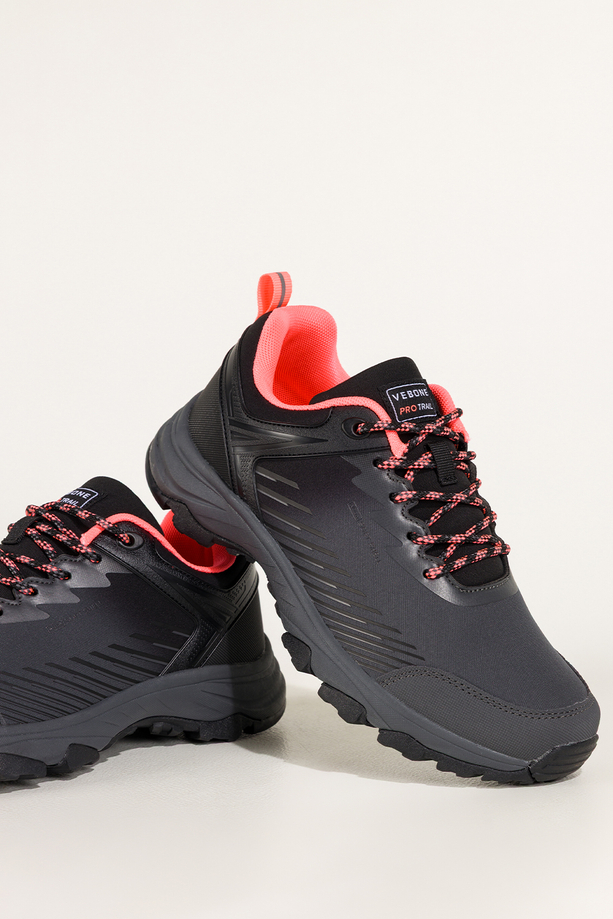 Ciemnoszare buty trekkingowe damskie buty sportowe softshell na bieżnikowanej podeszwie koralowe wstawki sznurowane Carla EY0976-6