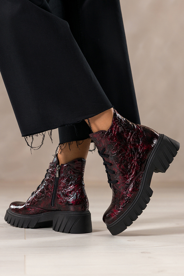 Bordowe botki skórzane damskie lakierowane z wzorem bieżnikowana platforma sznurowane PRODUKT POLSKI Casu 377