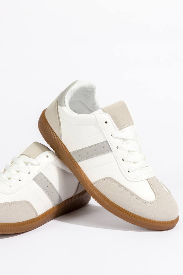 Białe sneakersy damskie buty sportowe na elastycznej płaskiej podeszwie sznurowane szare wstawki Casu H2460-3