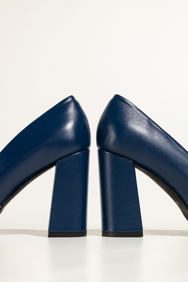 Ciemnoniebieskie czółenka skórzane damskie na słupku PRODUKT POLSKI Casu 7253-754